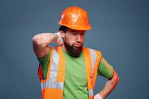 trabalhador homem construção uniforme emoções engenheiro profissional azul fundo foto