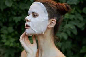 lindo mulher branco mascarar surpreso Veja emoções pele Cuidado folhas dentro a fundo foto