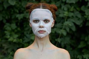 agradável menina branco mascarar pele Cuidado verde folhas dentro a fundo foto