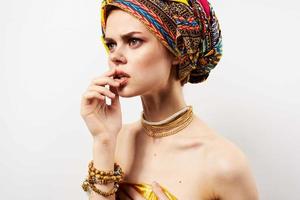 mulher dentro multicolorido turbante decoração cosméticos Maquiagem Diversão foto