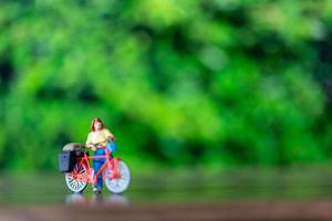 miniatura pessoas em pé com bicicleta, mundo bicicleta dia conceito foto