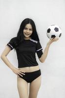 jovem linda mulher asiática usa esporte de torcida de jogador de futebol, fãs do sexo feminino jogo de torcida de futebol foto