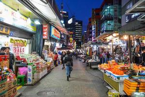 Seul, sul Coréia - nov 14, 2017-namdaemun mercado é a maior tradicional mercado dentro Coréia com lojas vendendo vários bens. foto