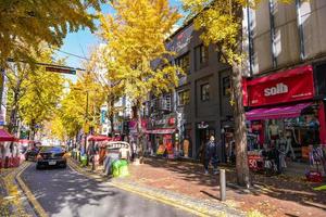 Seul, sul Coréia - nov 14, 2017-ewha compras rua, a famoso compras área por aí ewha mulher universidade. foto