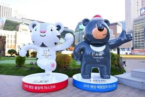 Seul, sul Coréia - nov 14, 2017-mascotes do a inverno olímpico jogos 2018 dentro Pyeongchang - uma branco tigre soohorang e himalaia Urso bandabi foto