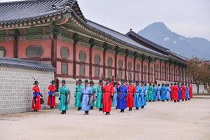 Seul, sul Coréia - nov 13, 2017-o real treinamento de guarda cerimônia às gyeongbokgung Palácio dentro Seul, Coréia foto