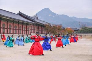 Seul, sul Coréia - nov 13, 2017-o real treinamento de guarda cerimônia às gyeongbokgung Palácio dentro Seul, Coréia foto