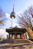 Seul, sul Coréia - nov 15, 2017-seul torre em Namsan montanha, Seul, sul Coréia foto