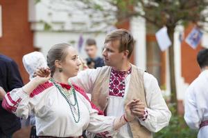 bielorrússia, a cidade do gomel, pode 21, 2016. celebração às a museu. eslavo nacional danças. uma homem e uma mulher dentro bielorrusso nacional roupas estão dançando. foto