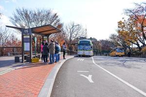 Seul, sul Coréia - nov 15, 2017-ônibus estação às Seul torre em Namsan montanha, Seul, sul Coréia foto