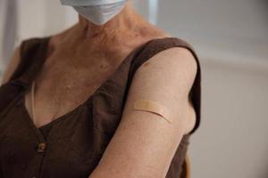 idosos mulher dentro clínica vacina Passaporte proteção imunidade fechar-se foto