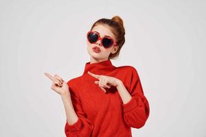 elegante mulher dentro uma vermelho suéter atraente Veja foto