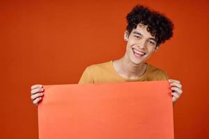 uma cara dentro uma amarelo camiseta com a ilha dentro dele mãos cópia de espaço propaganda foto