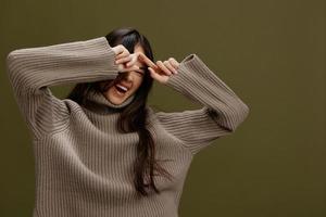 jovem mulher dentro inverno suéter moda cosméticos roupas isolado fundo foto