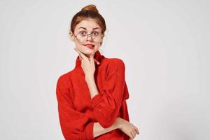 mulher dentro uma vermelho suéter estilo de vida luz fundo foto