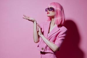 bonita jovem fêmea brilhante Maquiagem Rosa cabelo glamour à moda óculos monocromático tiro inalterado foto