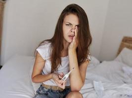 emocional mulher chateado termômetro com febre foto