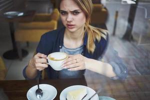 mulher com uma copo do café dentro uma restaurante período de férias socializar café da manhã estilo de vida foto