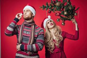 homem e mulher Natal feriado Novo ano romance vermelho fundo foto