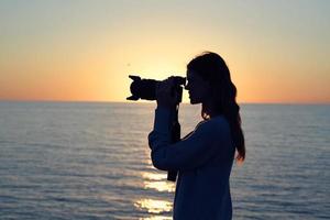 mulher fotógrafo ao ar livre pôr do sol fresco ar panorama foto