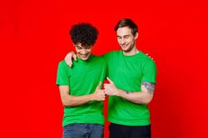 dois amigos abraçando dentro verde Camisetas amizade equipe comunicação foto