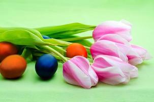 tulipas e ovos de páscoa