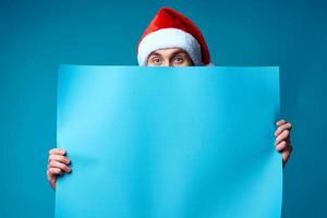 bonito homem dentro uma Natal azul brincar poster isolado fundo foto