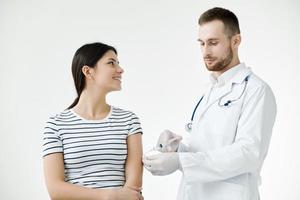 sorridente mulher dentro hospital fazer coronavírus vacina foto