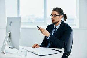 homem dentro uma terno a oficial é trabalhando às a computador executivo foto