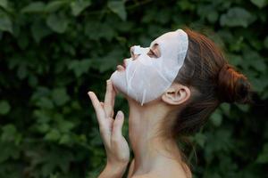 retrato do uma menina Cosmético mascarar inclinar seu cabeça costas e toque seu pescoço com seu mão nu ombros foto