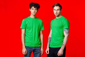 dois amigos dentro verde Camisetas comunicação vermelho fundo estúdio foto