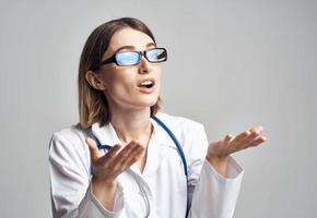 retrato do fêmea enfermeira dentro médico vestido e azul estetoscópio cortada Visão foto