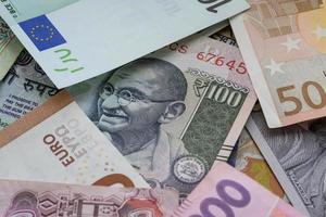 1 cem indiano rupias nota de banco entre euro, dólares e de outros moedas foto