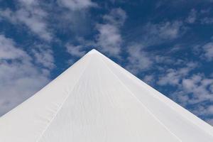 topo do branco barraca contra azul nublado céu foto