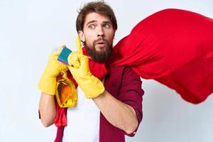 homem dentro vermelho capa de chuva detergente profissional trabalhos estilo de vida foto