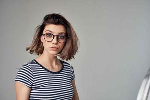 lindo mulher dentro uma listrado camiseta luz fundo estilo de vida foto