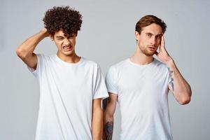 alegre amigos dentro branco Camisetas emoções movimento foto