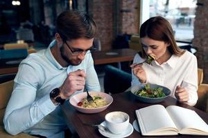o negócio homem e mulher sentado dentro uma cafeteria lanche comunicação estilo de vida foto