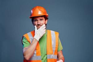 barbudo homem construção uniforme Difícil trabalhos profissão azul fundo foto