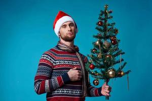 alegre homem dentro Novo anos roupas publicidade cópia de espaço isolado fundo foto