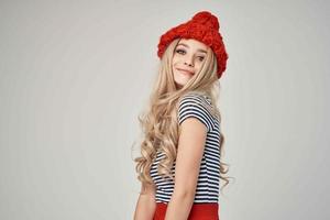 lindo mulher dentro uma listrado camiseta vermelho chapéu posando estúdio foto