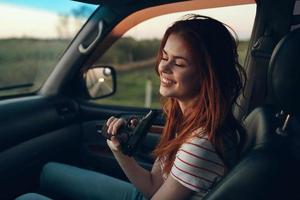 alegre mulher dentro carro viagem viagem estrada foto