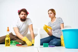 casado casal articulação casa limpeza serviço limpeza agente foto