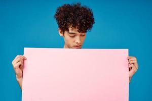 cara com encaracolado cabelo Rosa poster cópia de espaço publicidade foto