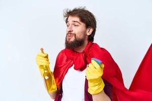 alegre masculino limpador profissional vermelho capa de chuva tarefas domésticas estilo de vida luz fundo foto