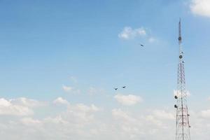 torre de antena de telecomunicações em um fundo de céu azul foto