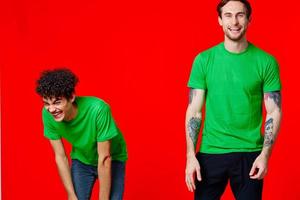 dois alegre amigos dentro verde Camisetas alegria do comunicação foto