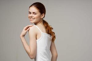 alegre mulher dentro branco camiseta juntas caloroso acima foto