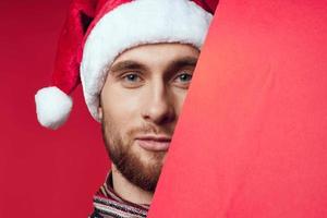emocional homem dentro Novo anos roupas publicidade cópia de espaço vermelho fundo foto