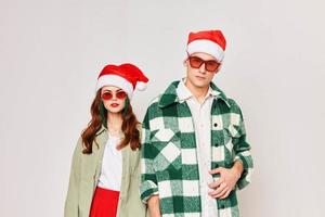 homem e mulher dentro santa chapéu santa feriado Natal estúdio atraente Veja foto